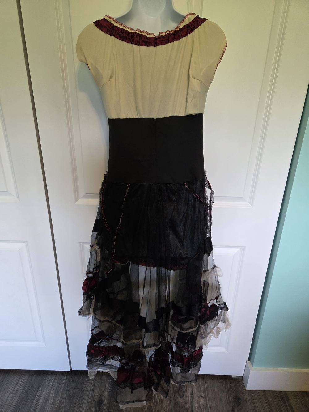 Vintage-Inspired Saloon Costume Dress - Picture 5 of 6